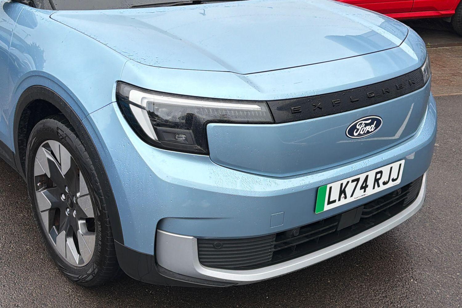 Ford EXPLORER Photo 26