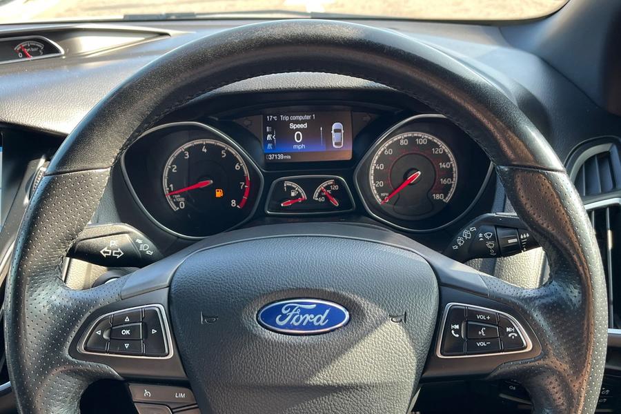 Ford FOCUS Photo autoimg-2b48cb15003f4de37711267170f378e0d34c6040.jpg