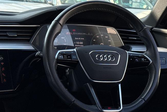 AUDI Q8 E-Tron Photo 41