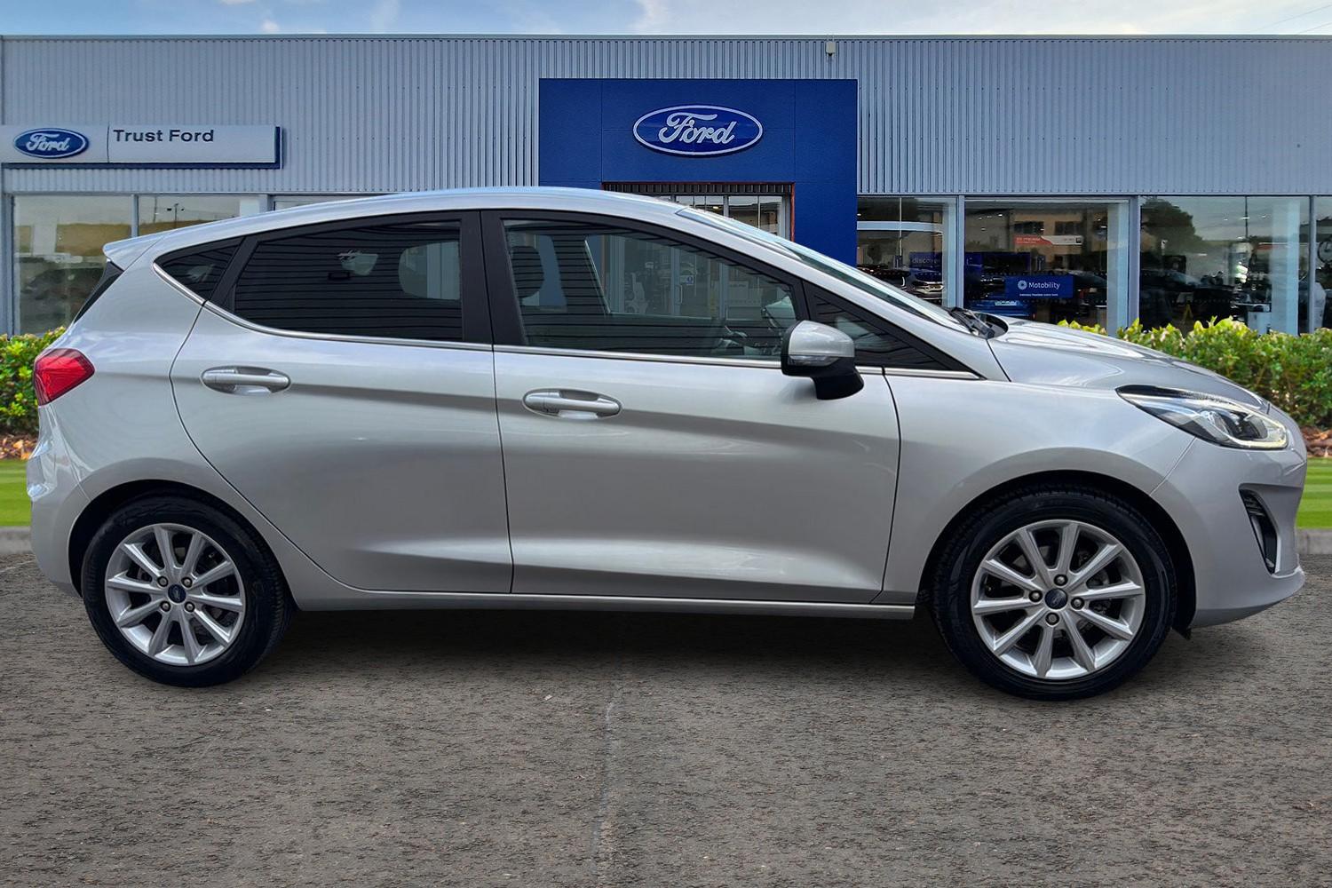 Ford FIESTA Photo 2