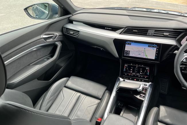 AUDI Q8 E-Tron Photo 43