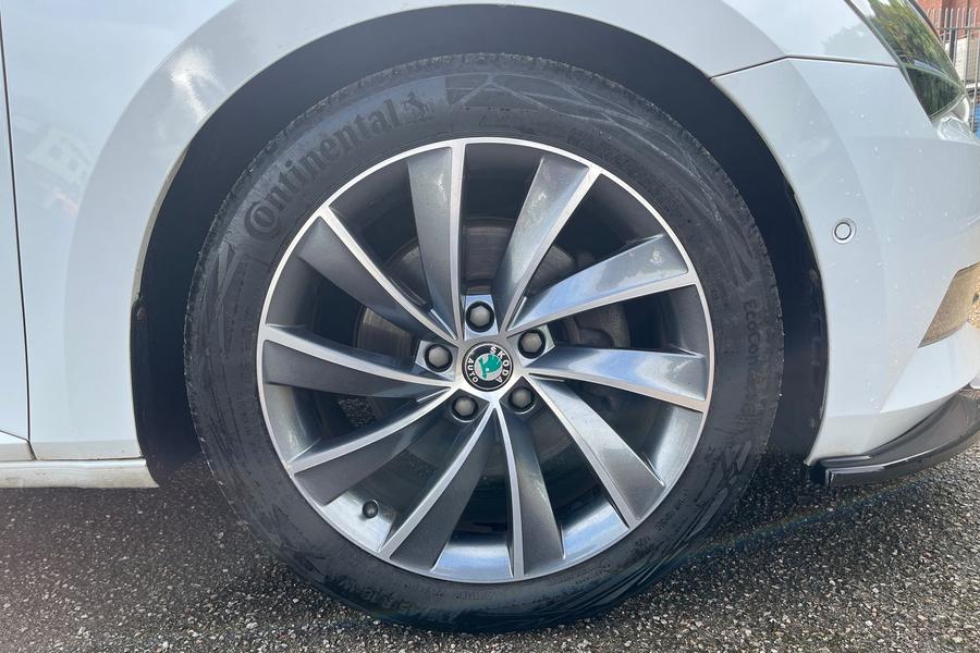 Skoda SUPERB Photo autoimg-2b7e71d9464a3926bd4c6ec9cf3a011940776d48.jpg