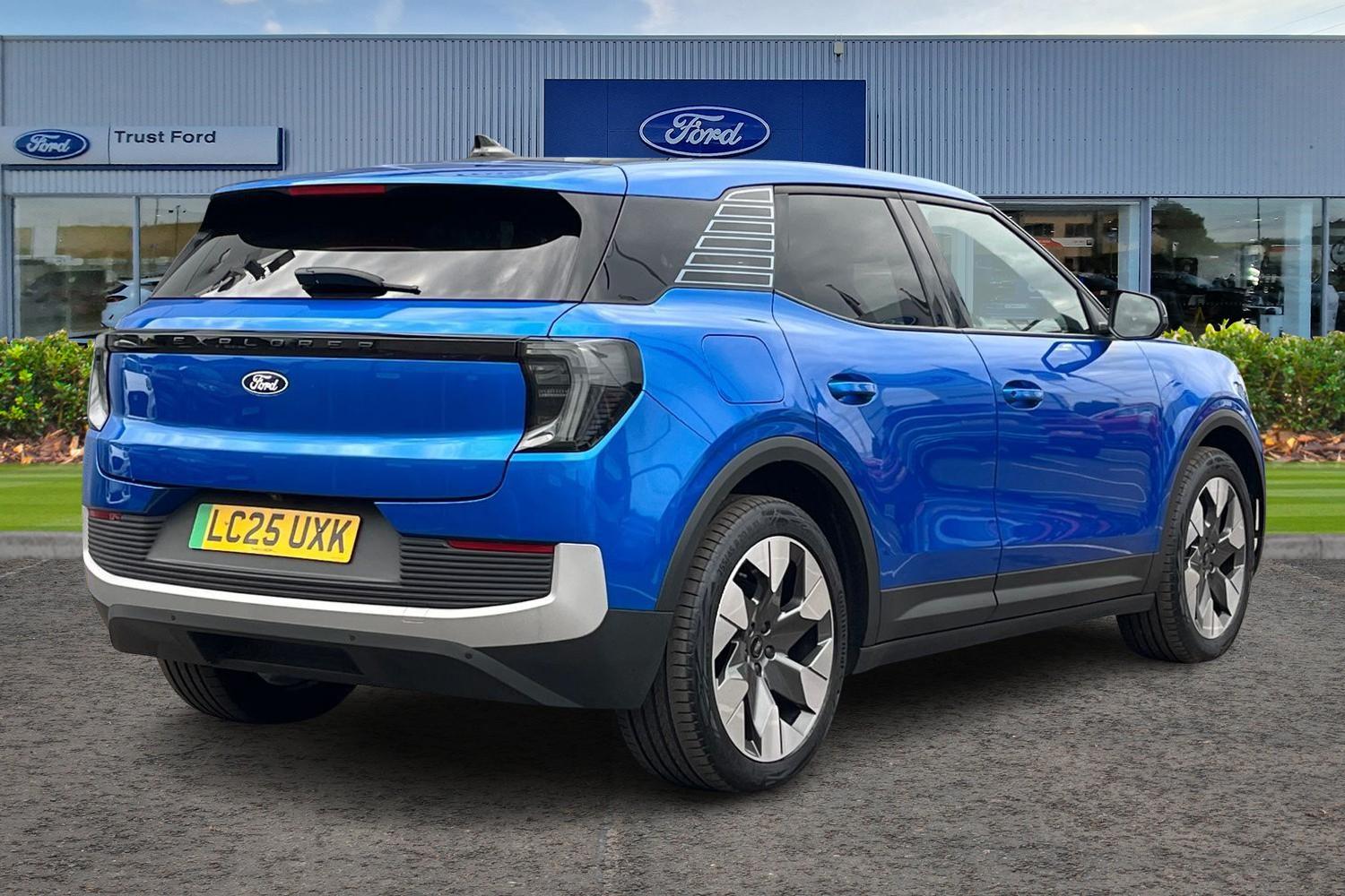 Ford Explorer Photo 3