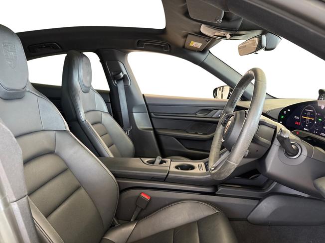 PORSCHE Taycan Photo 11