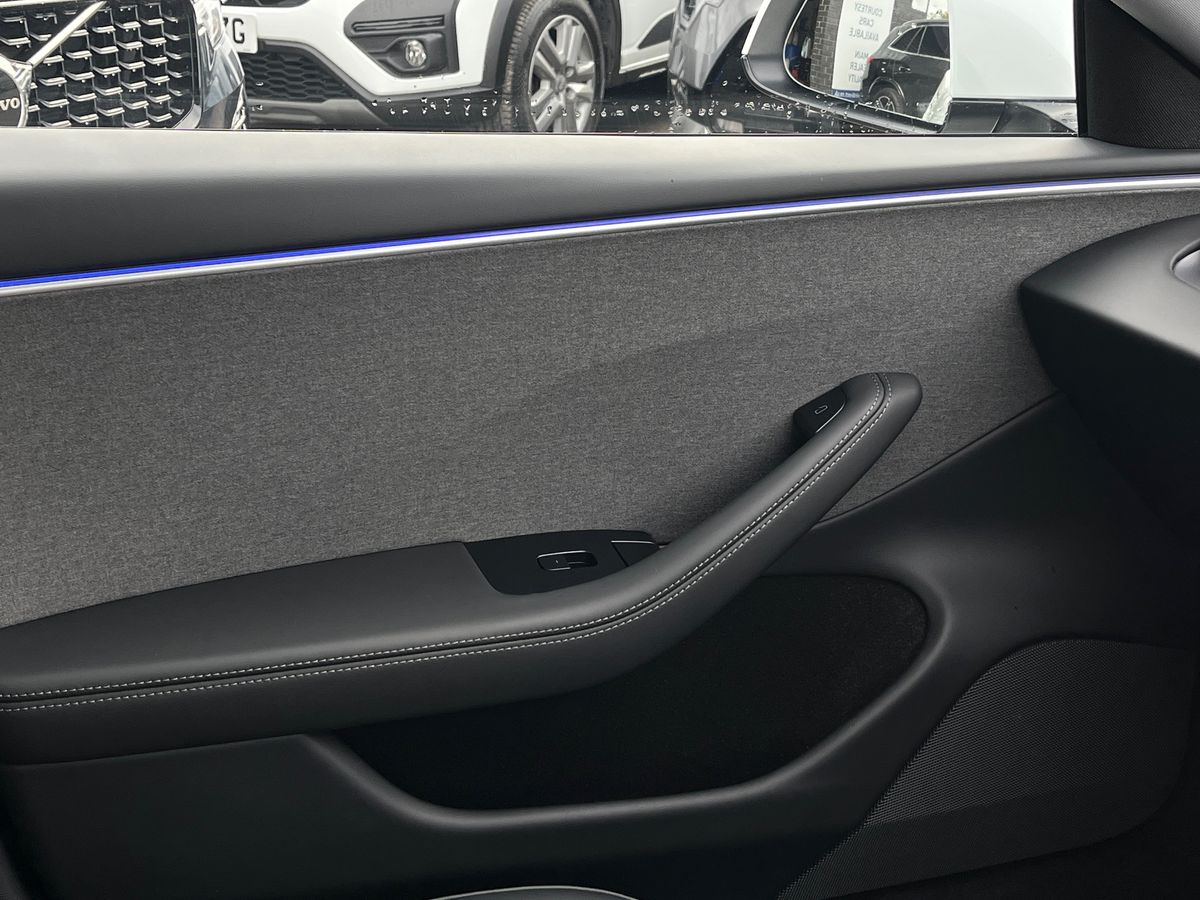 TESLA Model 3 Photo 35