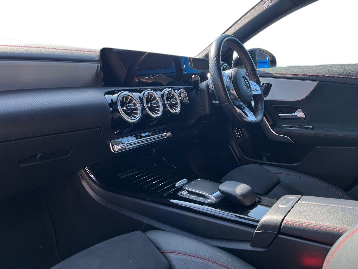 Mercedes-Benz CLA Photo 2