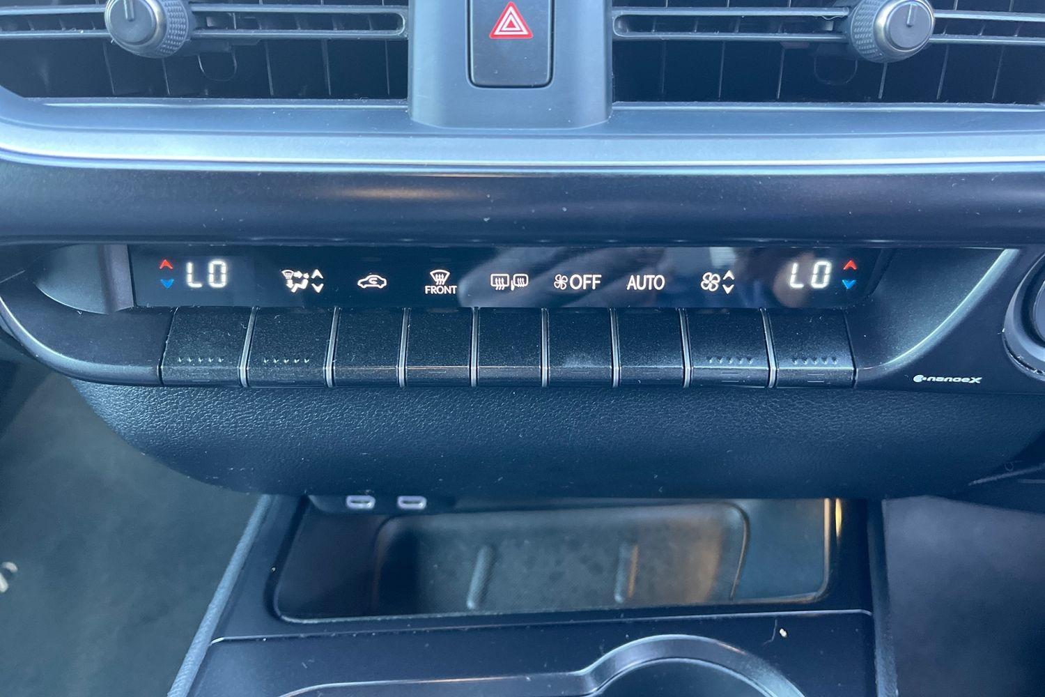Lexus UX Photo 29