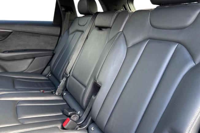 AUDI Q7 Photo 9