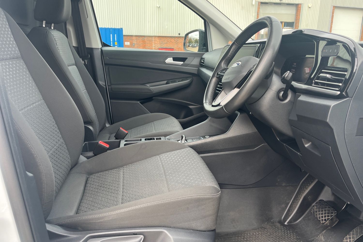 Ford TRANSIT CONNECT Photo 31