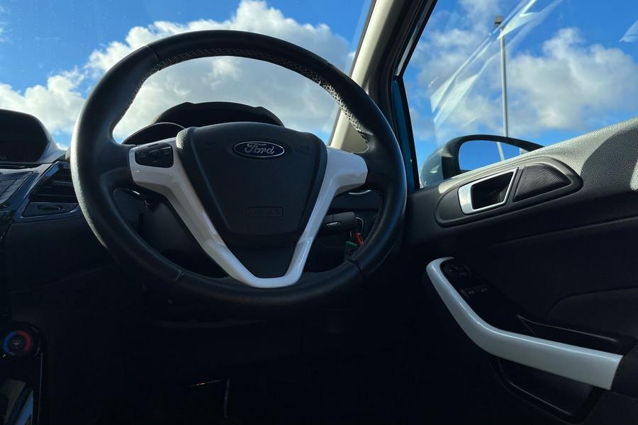 Ford FIESTA Photo autoimg-2c2c05347bd5060f4abc5c92d4abb18daef22c5b.jpg