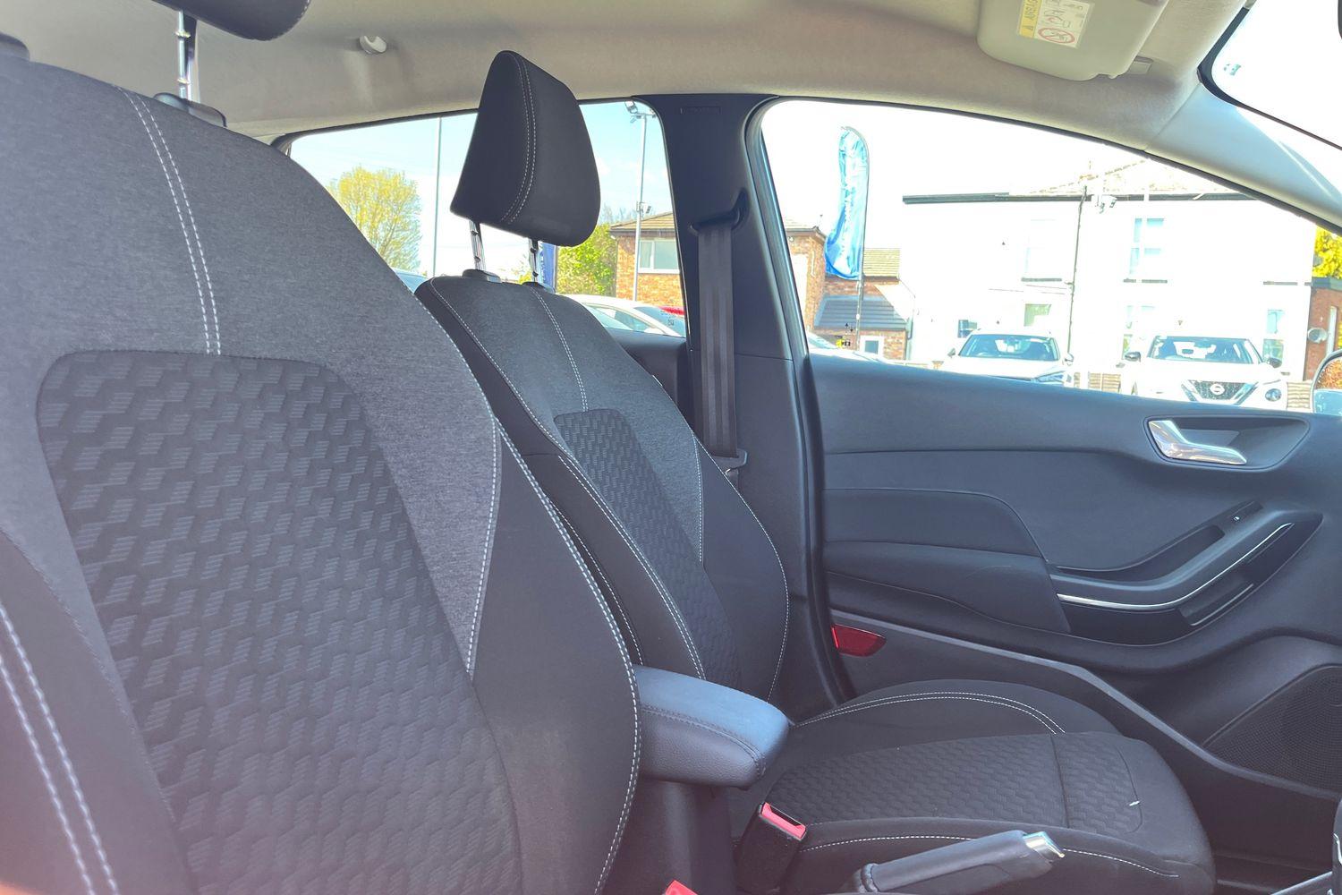 Ford FIESTA Photo 16