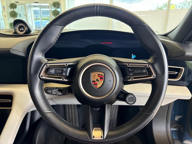 PORSCHE Taycan Photo 17
