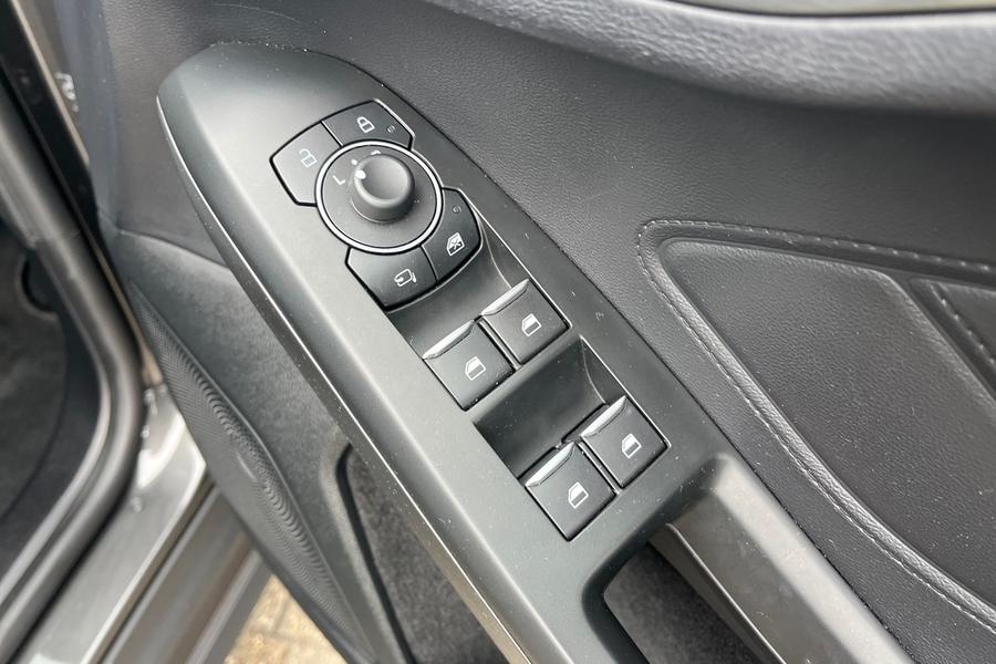 Ford FOCUS Photo autoimg-2c6b3498bd4bd3ad9f3dba73d3085b8df57fefc7.jpg