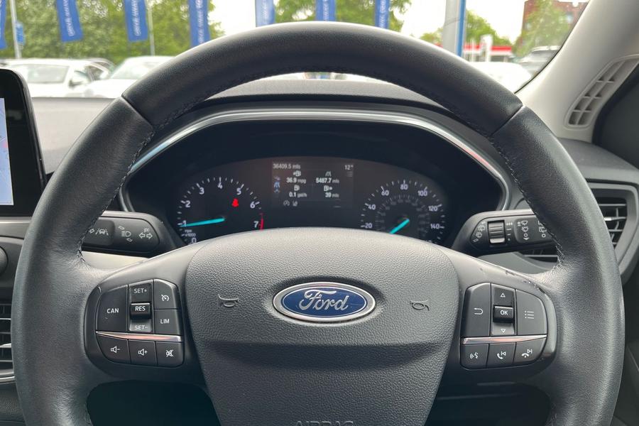 Ford FOCUS Photo autoimg-2c6e882693bf6feae28b541839c53a574646e402.jpg