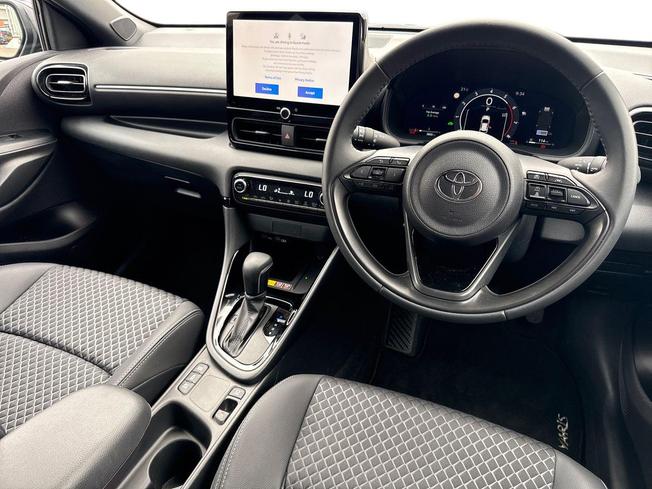 TOYOTA Yaris Photo 11