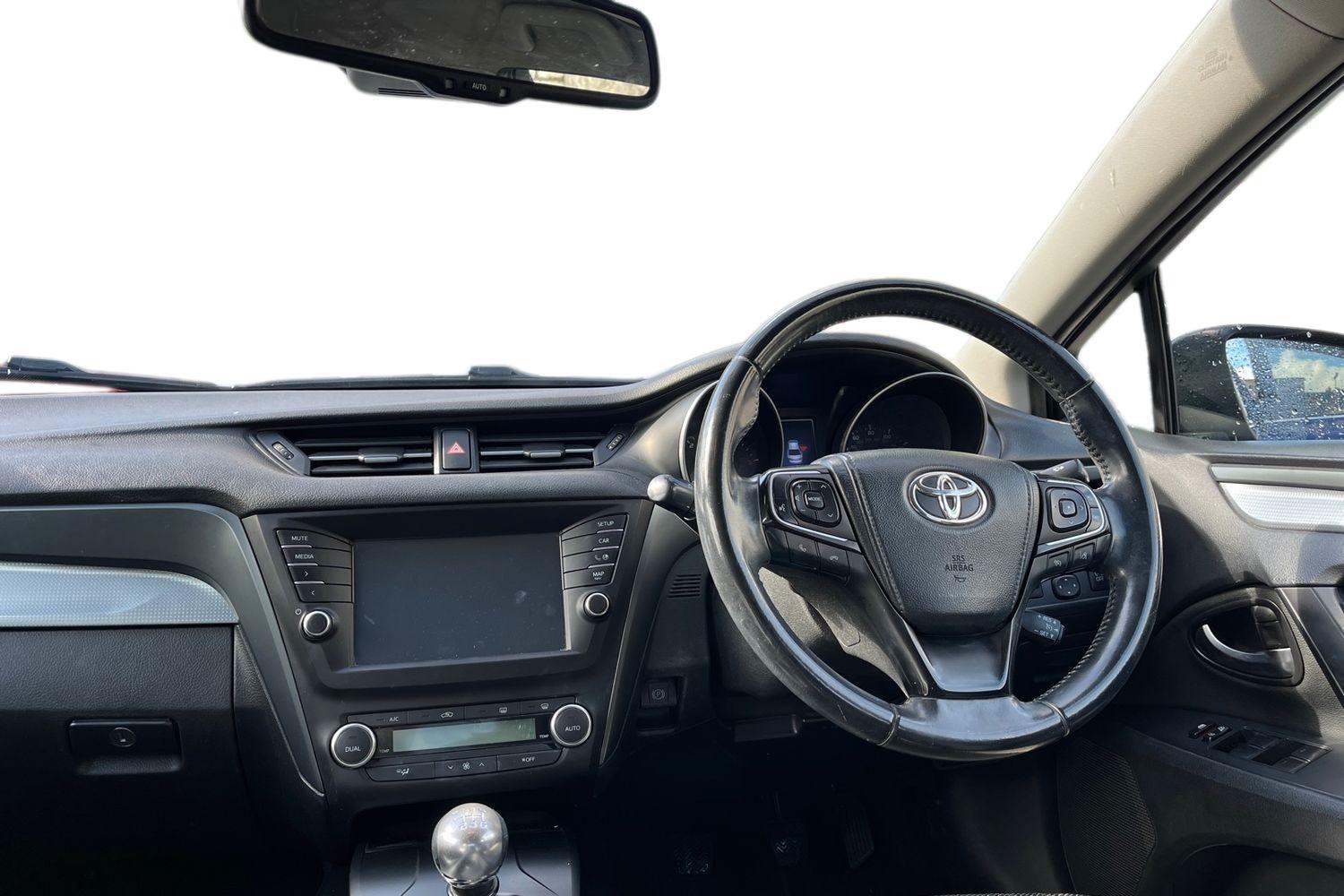 Toyota AVENSIS Photo 9