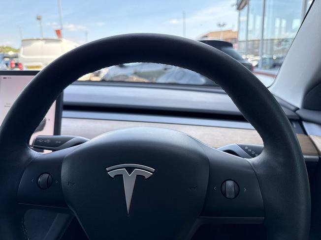 TESLA Model 3 Photo 15