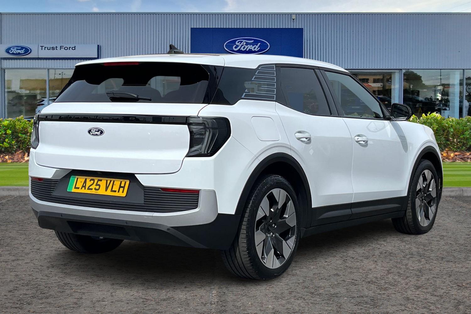Ford Explorer Photo 3