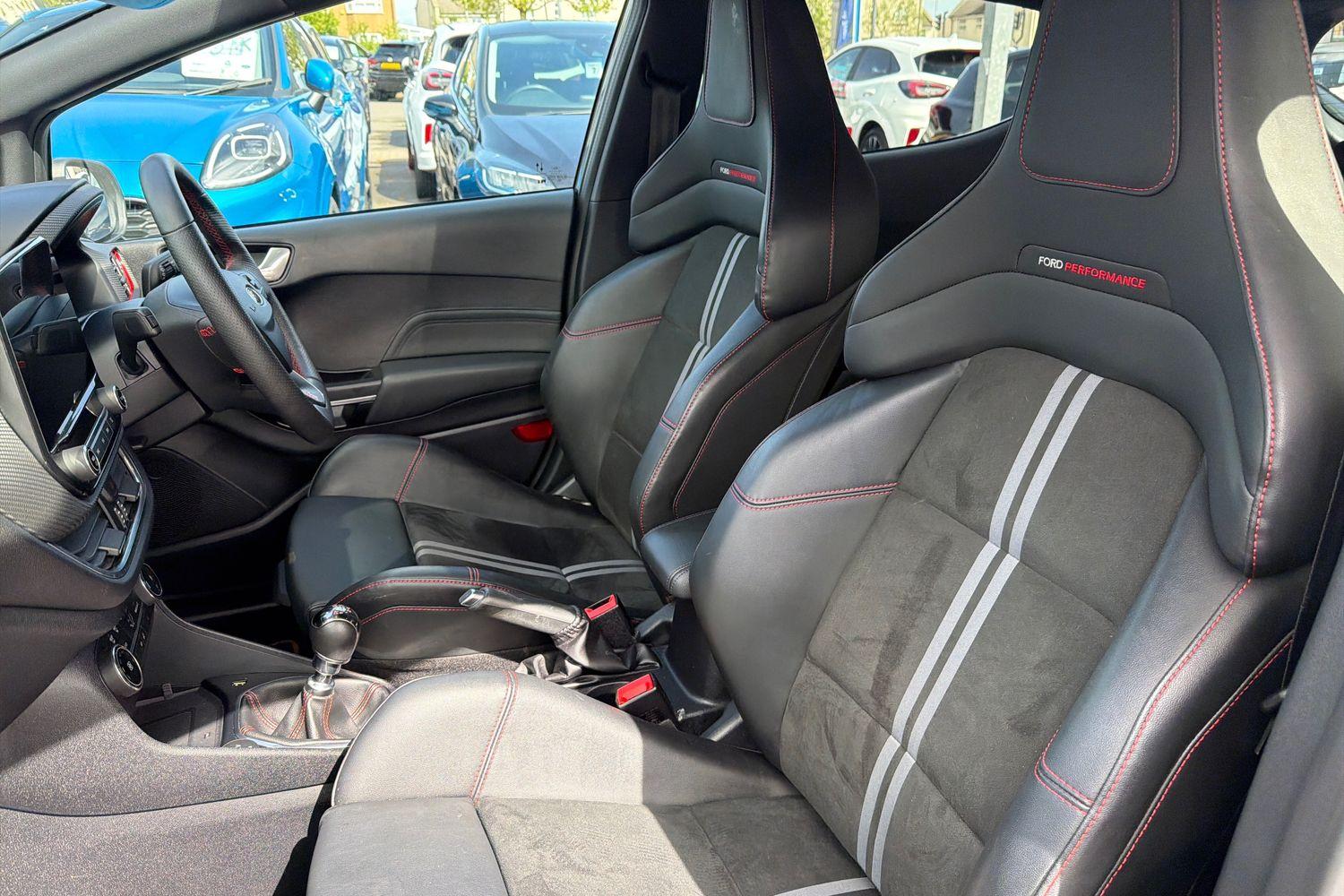 Ford FIESTA Photo 18