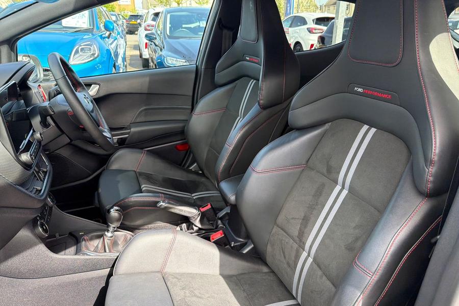 Ford FIESTA Photo autoimg-2cde320c5f707a150c4d2dcde0e38de2f6ddb14e.jpg