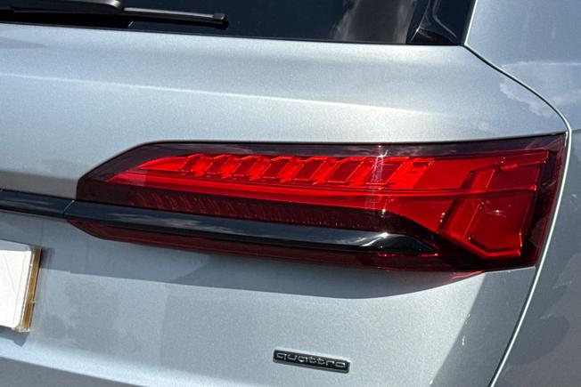 AUDI Q7 Photo 18