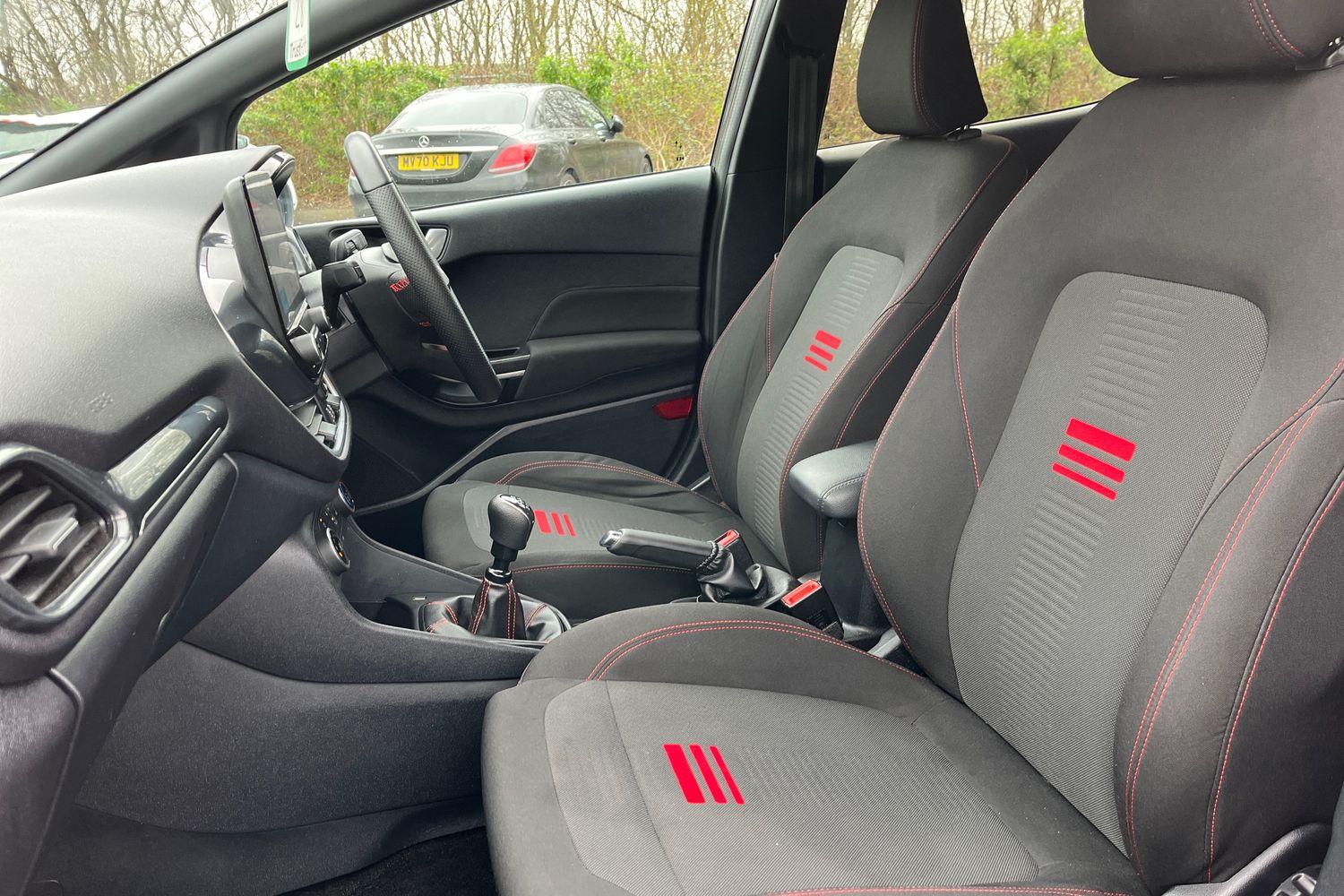 Ford FIESTA Photo 18