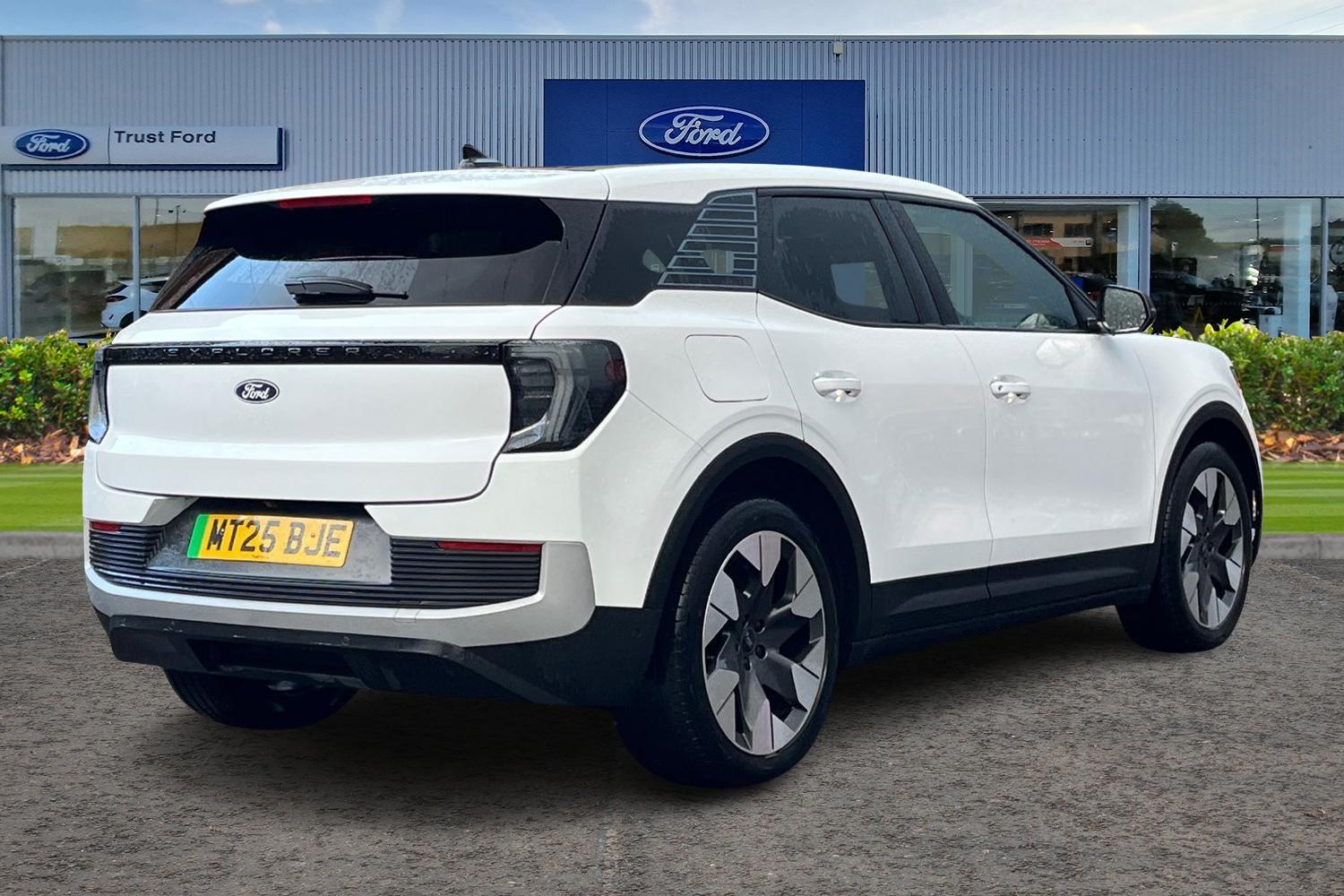 Ford Explorer Photo 3