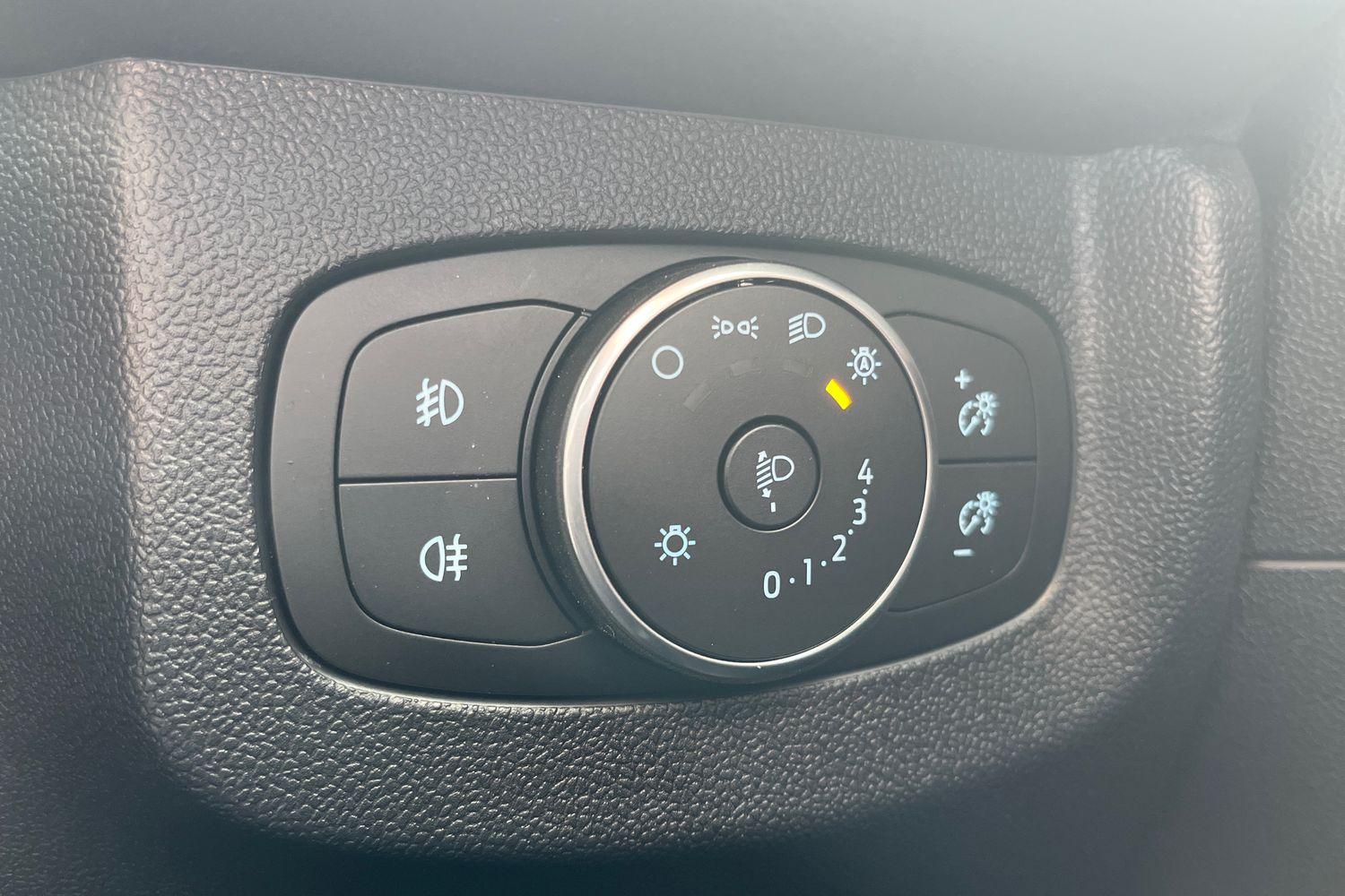 Ford E-TOURNEO COURIER Photo 29