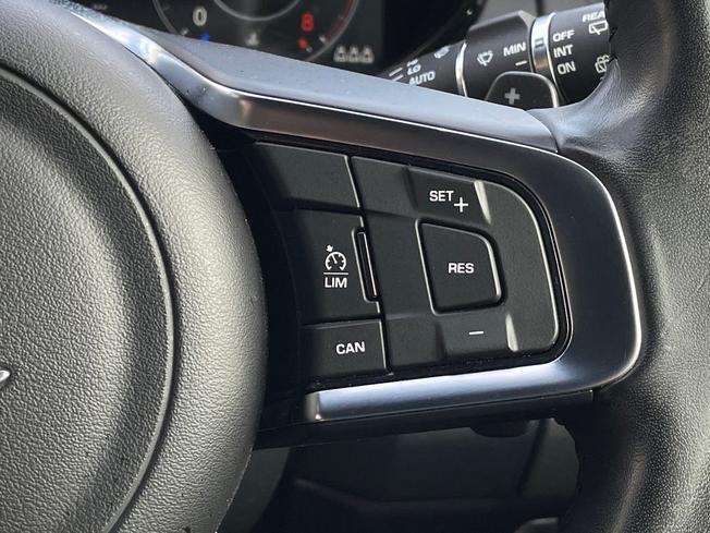 JAGUAR E-PACE Photo 17