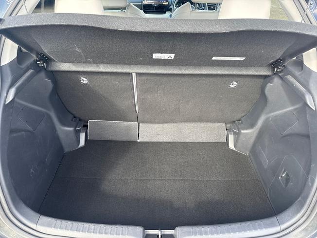 TOYOTA Yaris Photo 46
