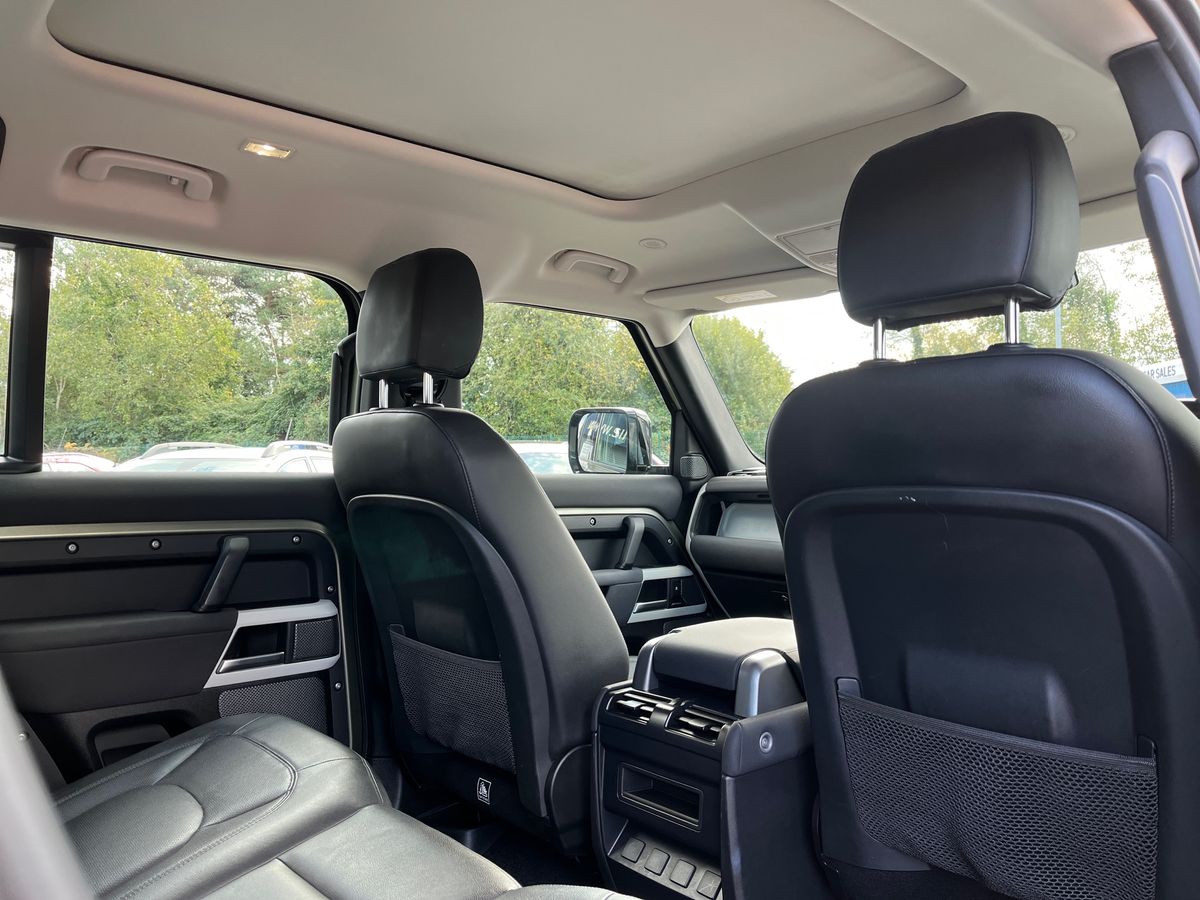 Land Rover Defender 110 Photo 27