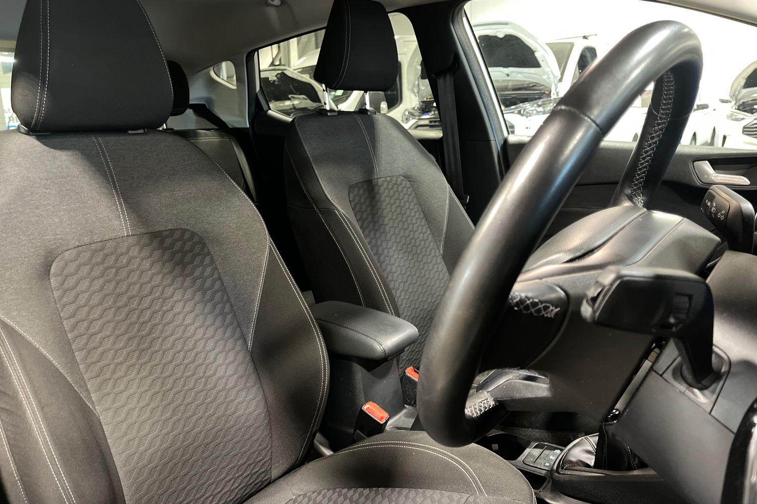 Ford FIESTA Photo 16