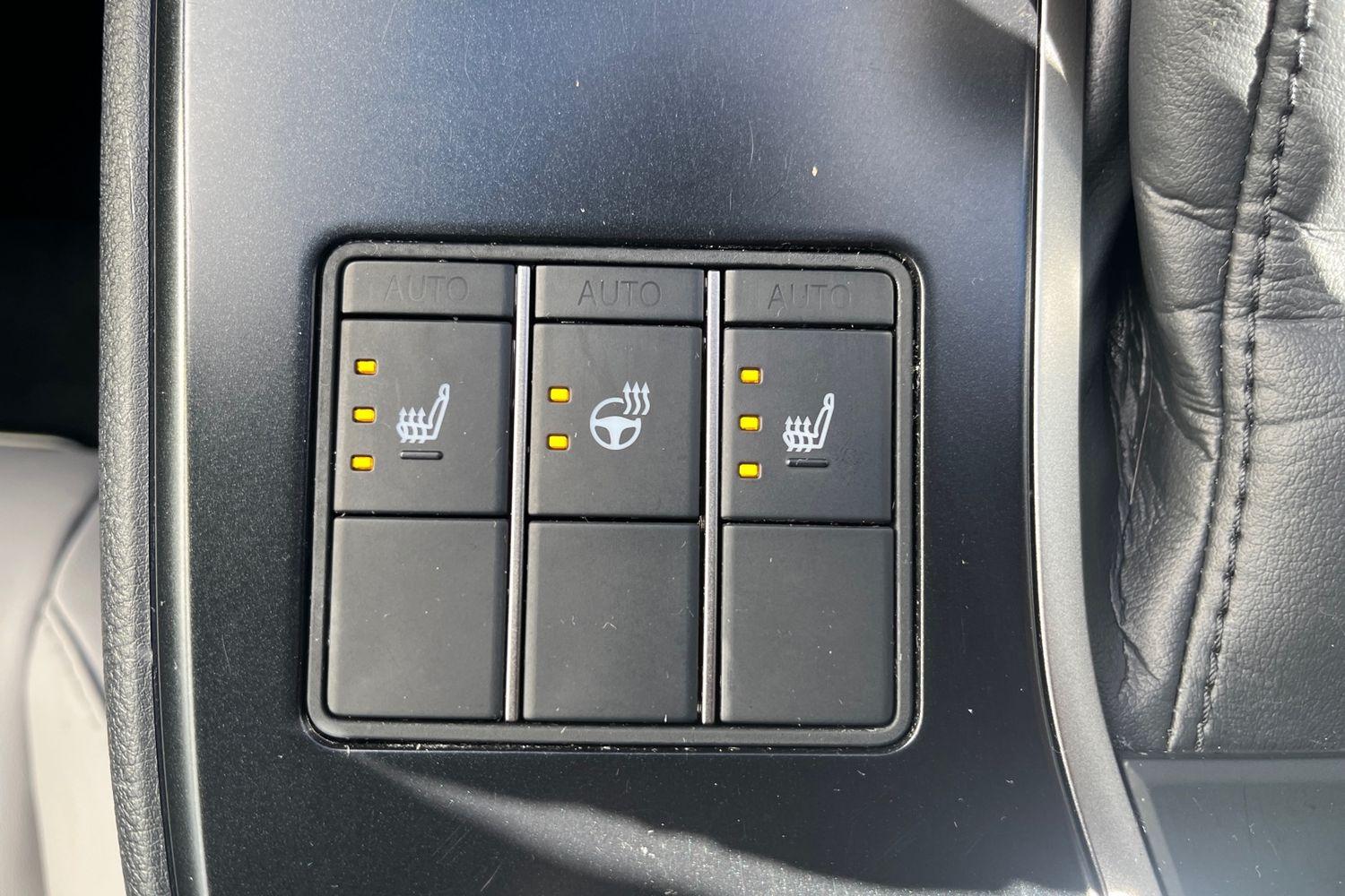 Lexus UX Photo 26