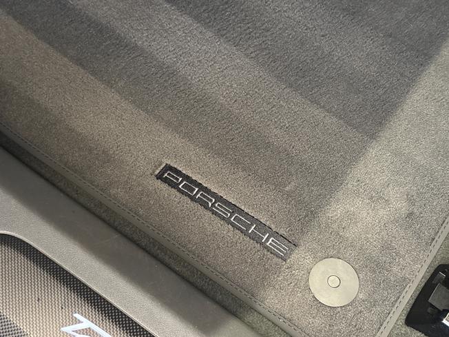 PORSCHE Taycan Photo 33