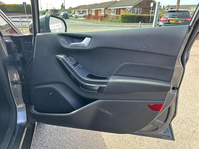 FORD Fiesta Photo 35