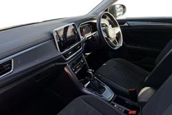 Volkswagen T-Roc Photo 2