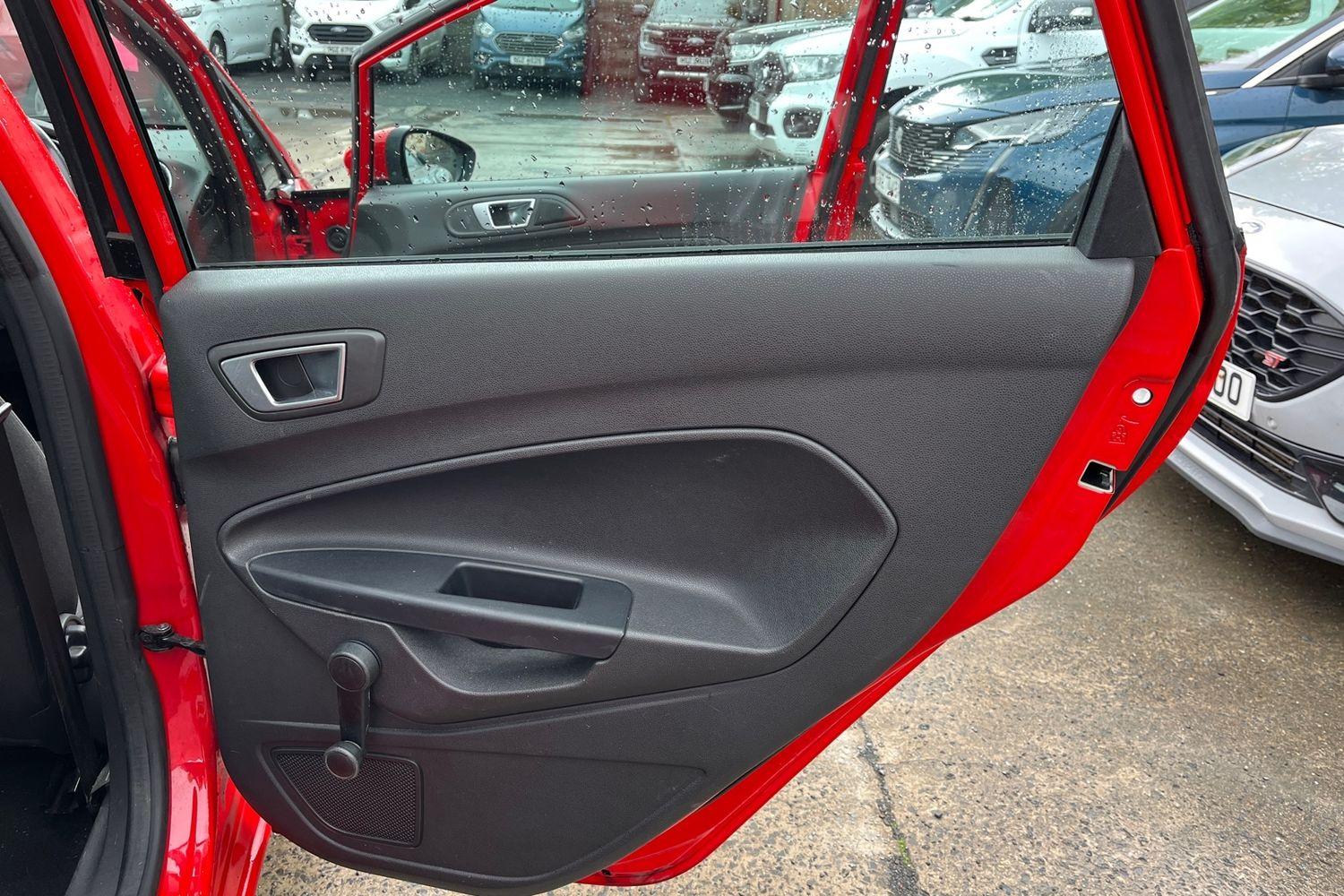 Ford FIESTA Photo 37