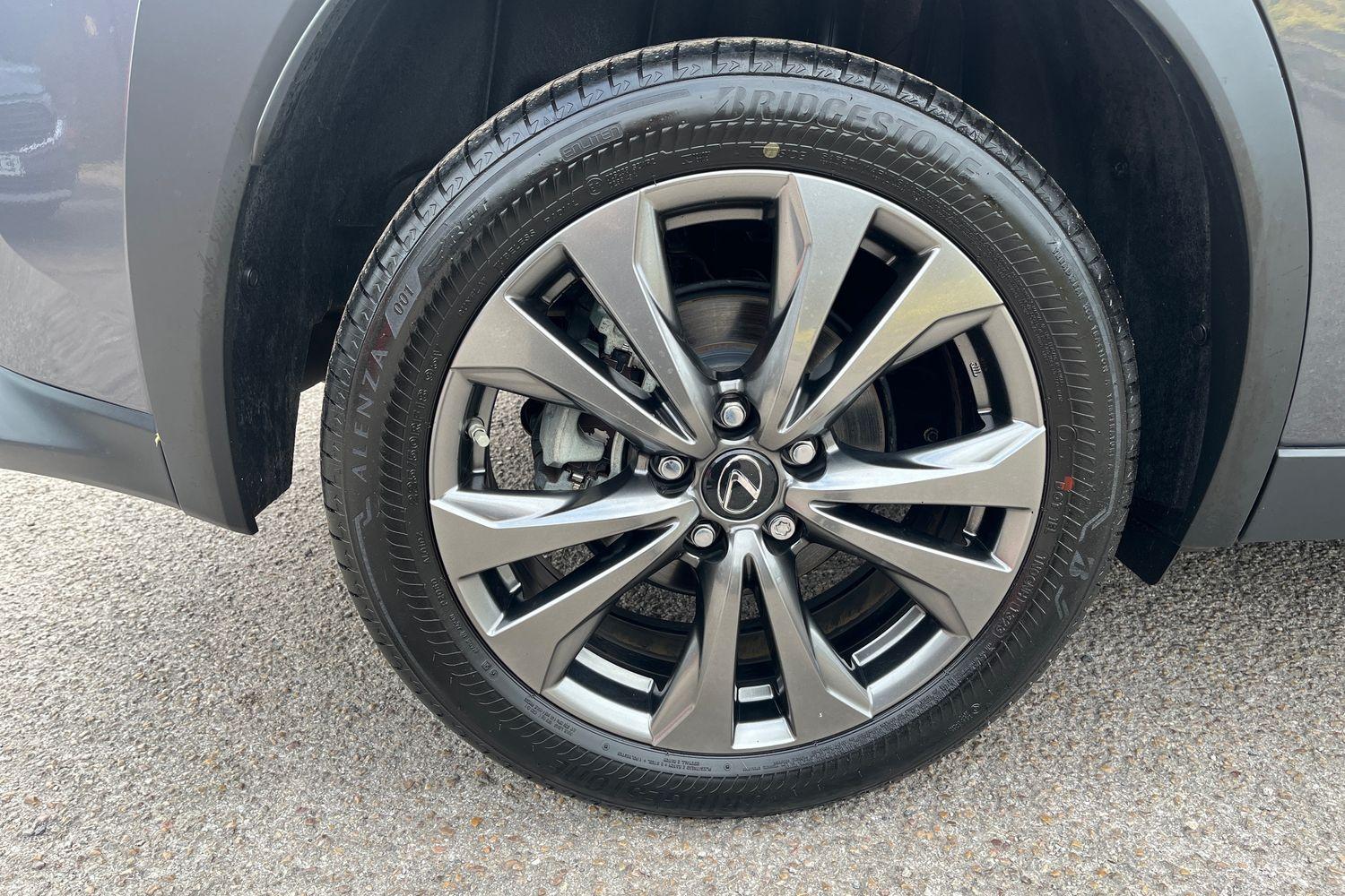 Lexus UX Photo 23