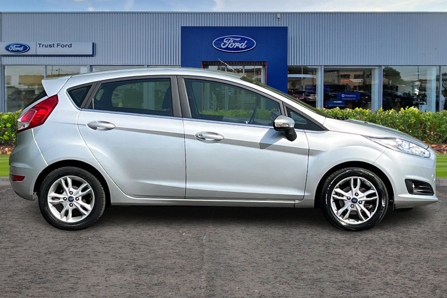 Ford FIESTA Photo 2