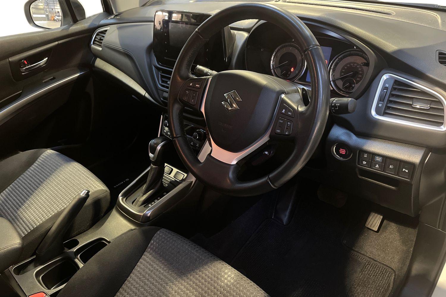 Suzuki S-CROSS Photo 8
