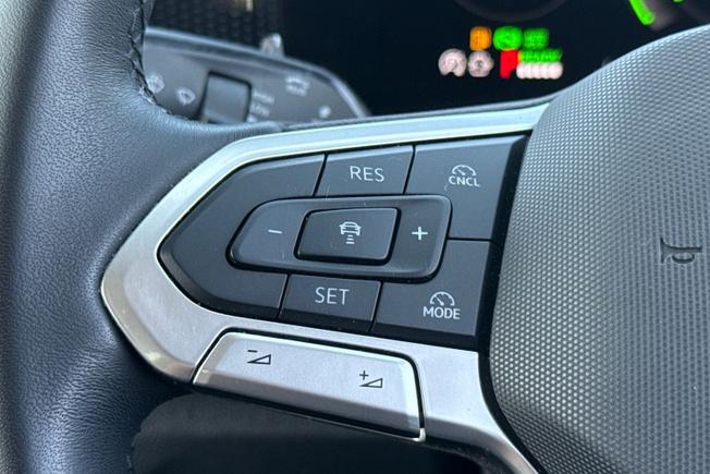 VOLKSWAGEN Tiguan Photo 16