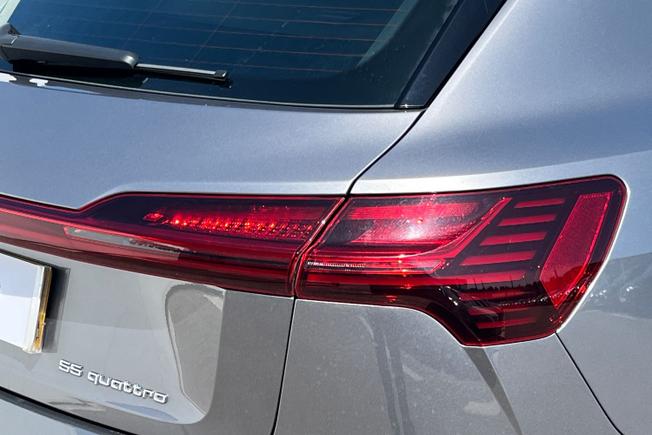 AUDI e-tron Photo 18