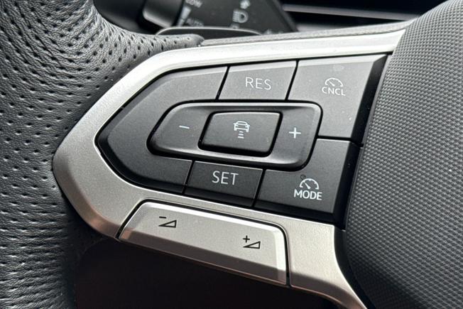 VOLKSWAGEN Tiguan Photo 16