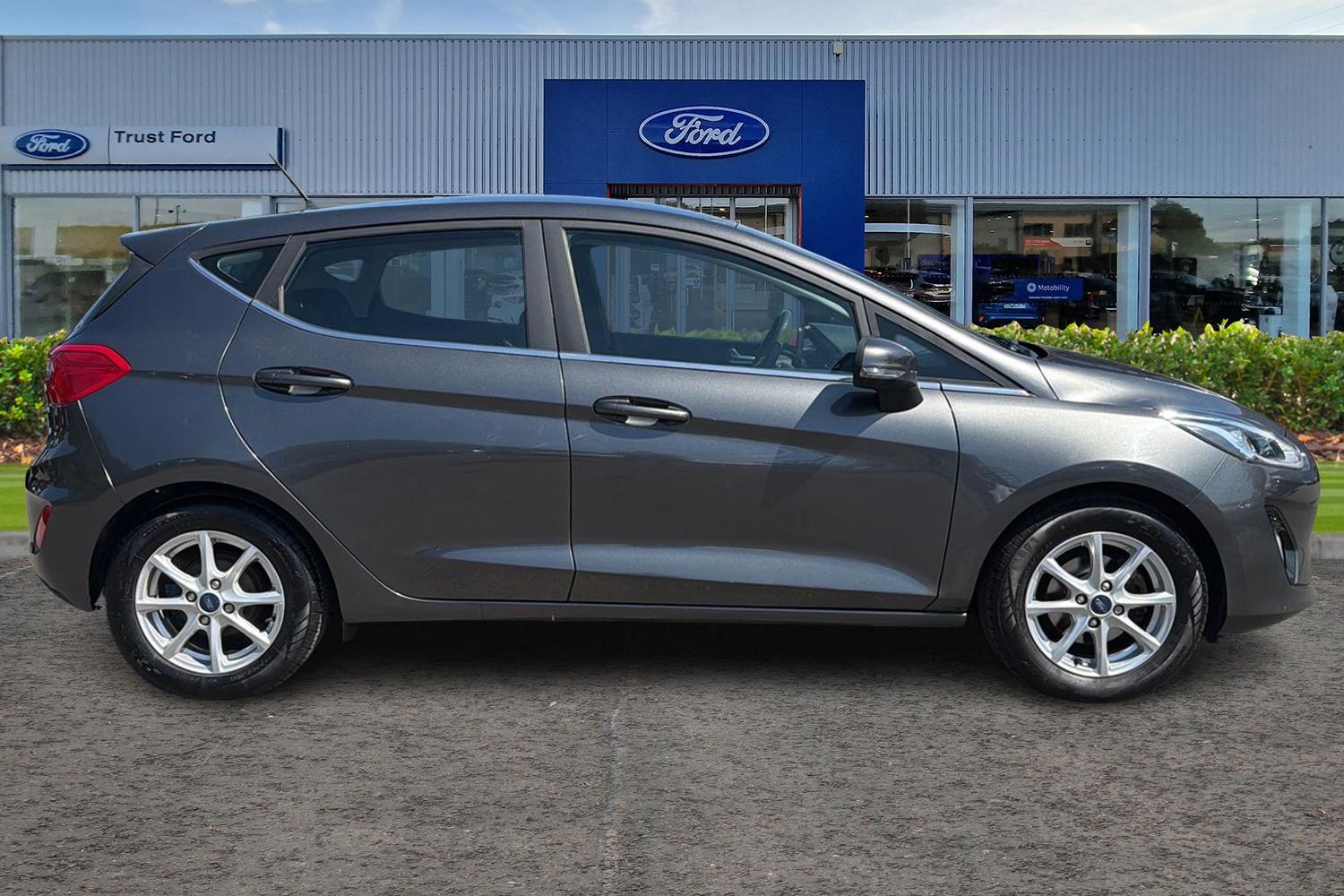 Ford FIESTA Photo 2
