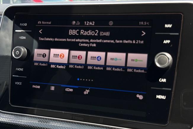 VOLKSWAGEN T-Cross Photo 13
