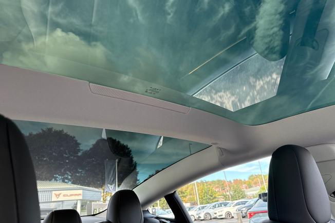 TESLA Model 3 Photo 39