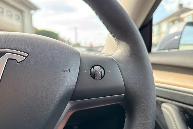 TESLA Model 3 Photo 17