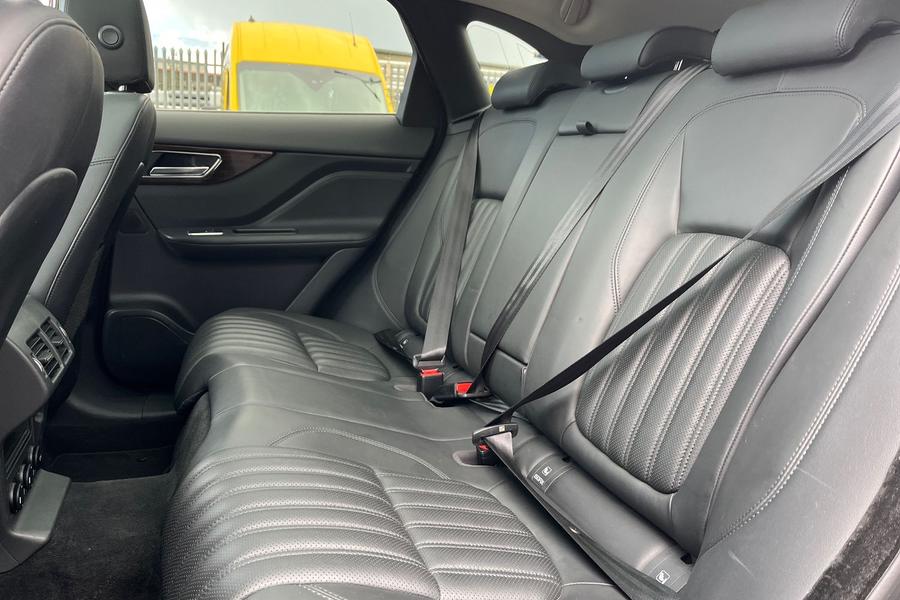 Jaguar F-PACE Photo autoimg-30014a1b9723fe592fa7e06689bb9296fbf41e53.jpg