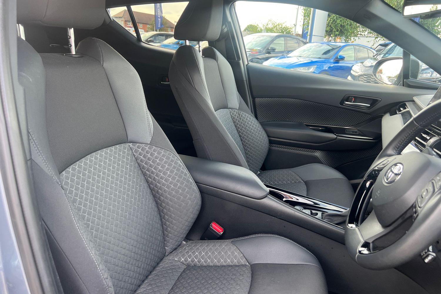Toyota C-HR Photo 16