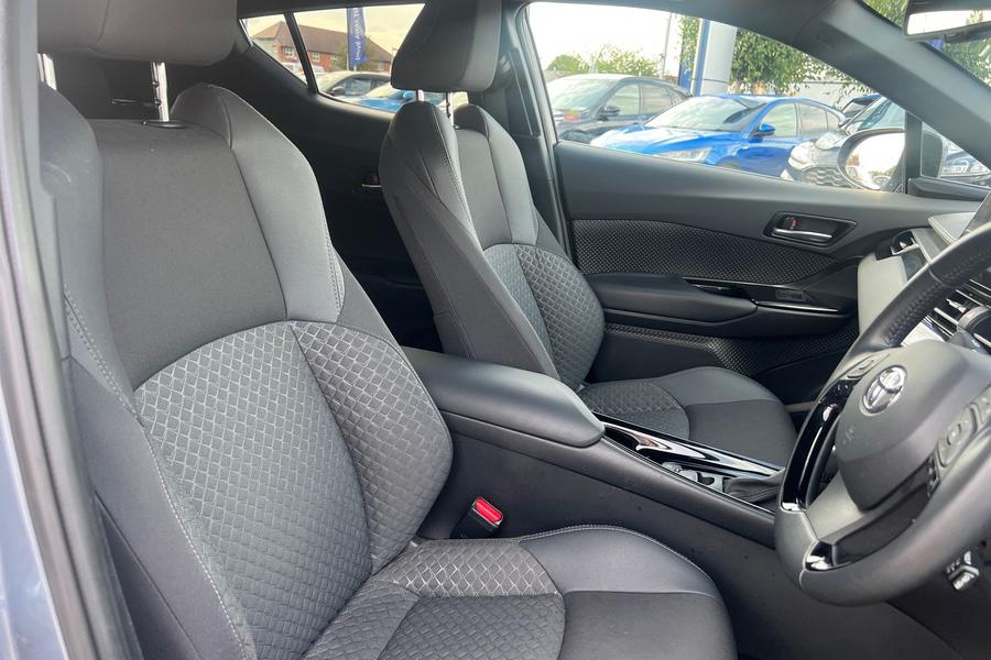 Toyota C-HR Photo autoimg-300680071735984f17332f9494f4c832e046c21d.jpg